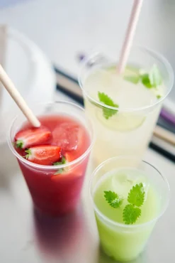 Plastikgläser Und -Becher><noscript><img width=